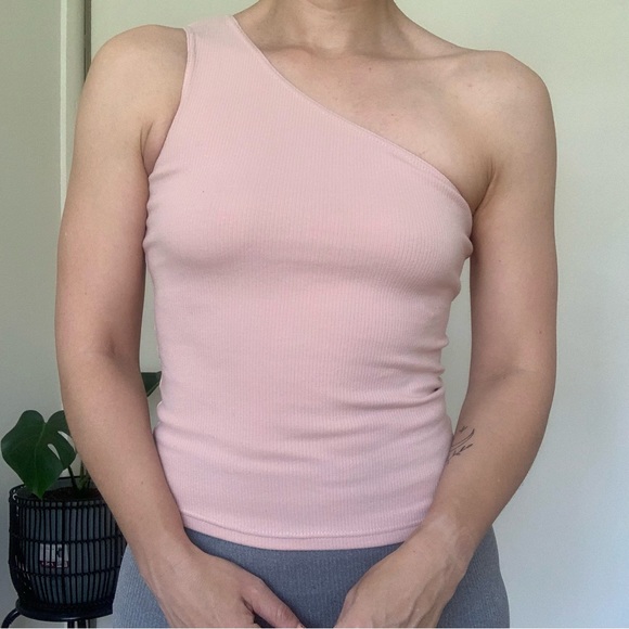 Atmos and Here Tops - 🎯 BNWT Atmos & Here one shoulder ribbed top size 10